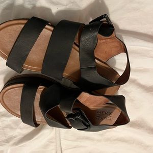 Naturalizers Womens platform black sandals